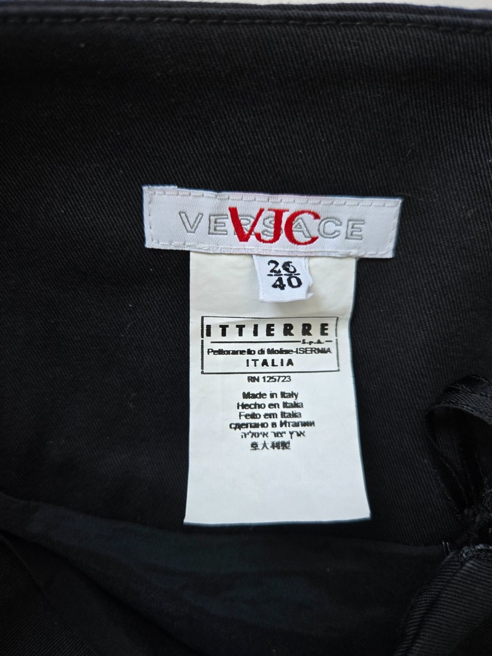 Versace Röcke: VERSACE JEANS COUTURE SCHWARZER BAUMWOLLROCK, GRÖSSE 34, – Gebraucht aus Zug von joa_dp6f 2