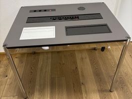 USM Showroom Tisch mit Steckdosen Beispiele