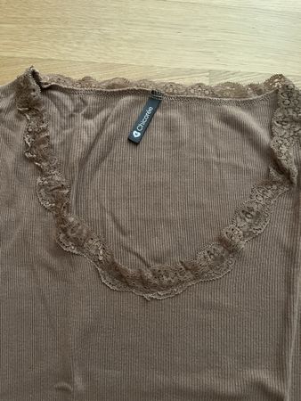 brauner T-Shirt