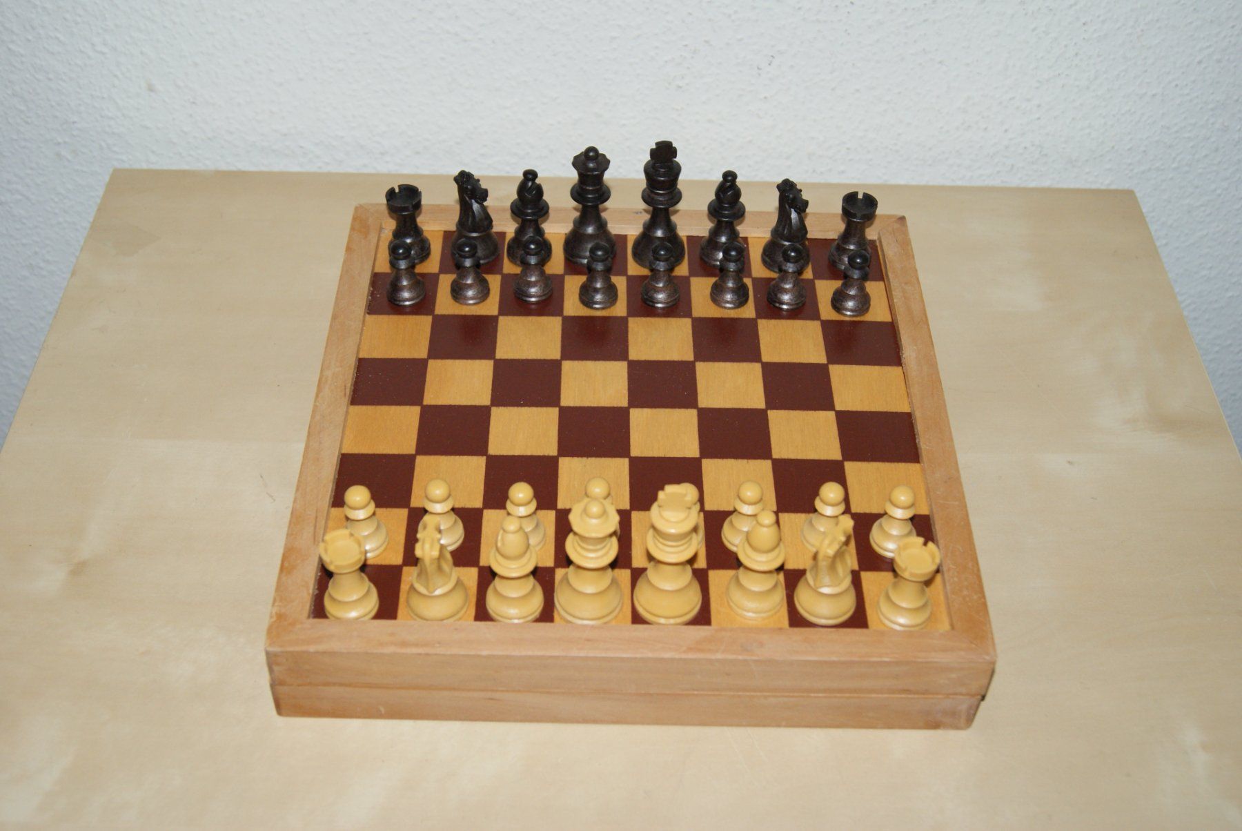 Giochi: Schachbrett-Box aus Holz mit Bakelit? Figuren – Usato da Zürich venduto da Widi1