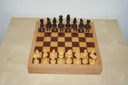 Schachbrett-Box aus Holz mit Bakelit? Figuren