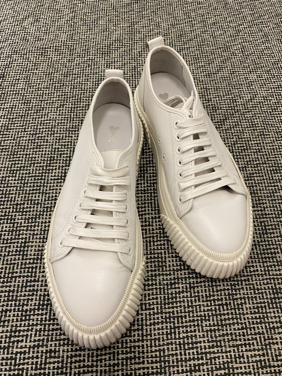 Scarpe da uomo: AMI Paris - Baskets blanches en cuir – Nuovo (secondo la descrizione) da Genève venduto da TheMattiBoutique