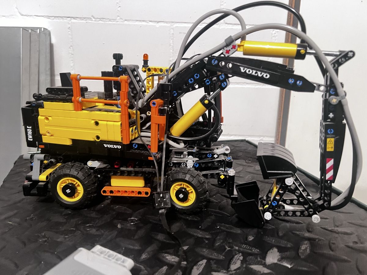 Lego Kit di costruzioni: LEGO Technic Volvo EW160E Set - Modellnummer 42053 – Usato da Umiken venduto da mar_p7n9 1