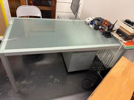 Moderner Schreibtisch mit Glasplatte