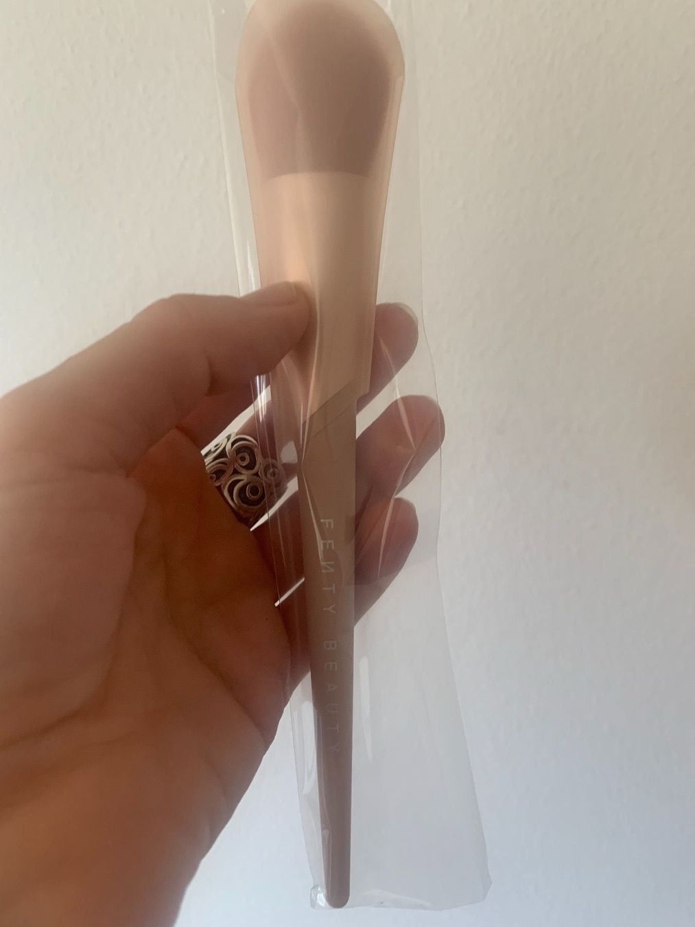 Fenty Gesichtspflege: Fenty Bronzer Brush,neu, Ladenpreis CHF47.90 – Neu und originalverpackt aus Zürich von deruja 3