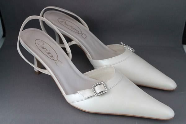Chaussures femmes: Chaussures ivoire boucles strass DORIANI – Neuf avec emballage d'origine à Agiez par chouchanelle