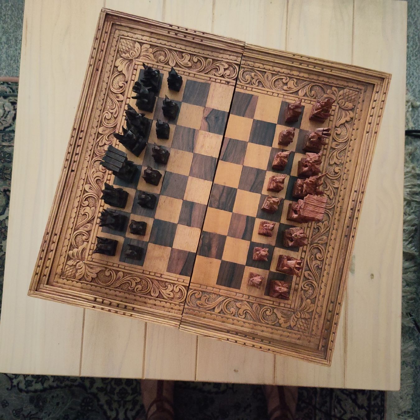 Giochi: Handgeschnitzter Spielkoffer aus Holz - Schach & Backgammon – Usato da Romanshorn venduto da SuperRetro64