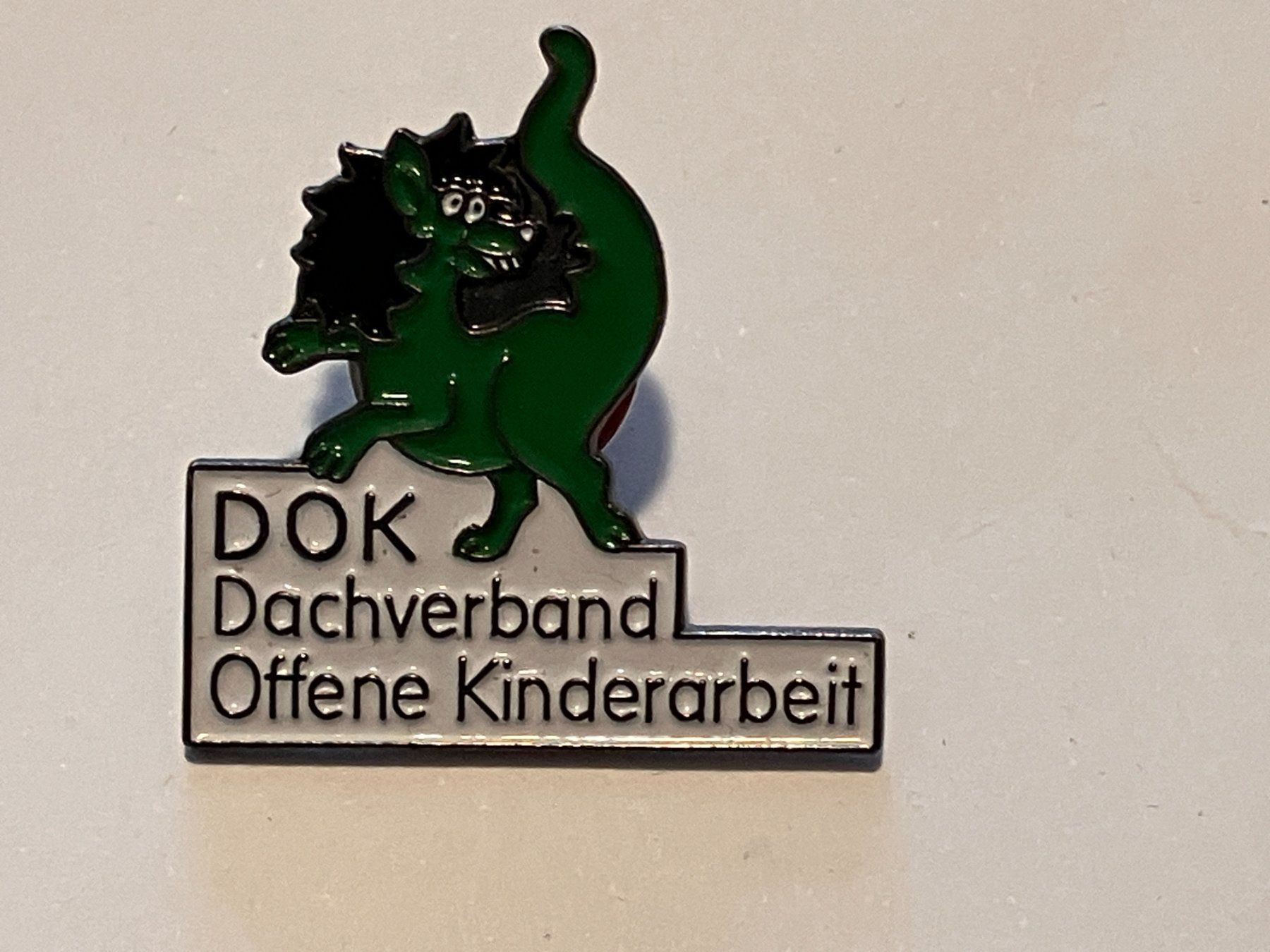 Plaketten & Abzeichen: 1 Pin DOK Dachverband Offene Kinderarbeit – Gebraucht aus Basel von djwwpp