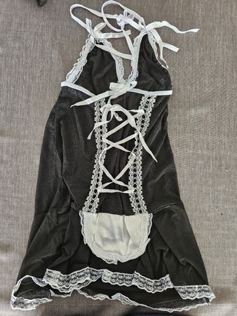 Schwarzes Mini-Kleid im Dienstmädchen-Stil mit Spitze