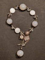 Elegantes Armband mit Charms, Glas- und Muschelperlen