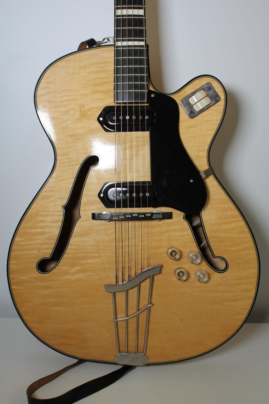 Vintage Strumenti musicali: Seltene Vintage Archtop E-Gitarre mit Koffer – Usato da Basel venduto da IRMAundFRED 2