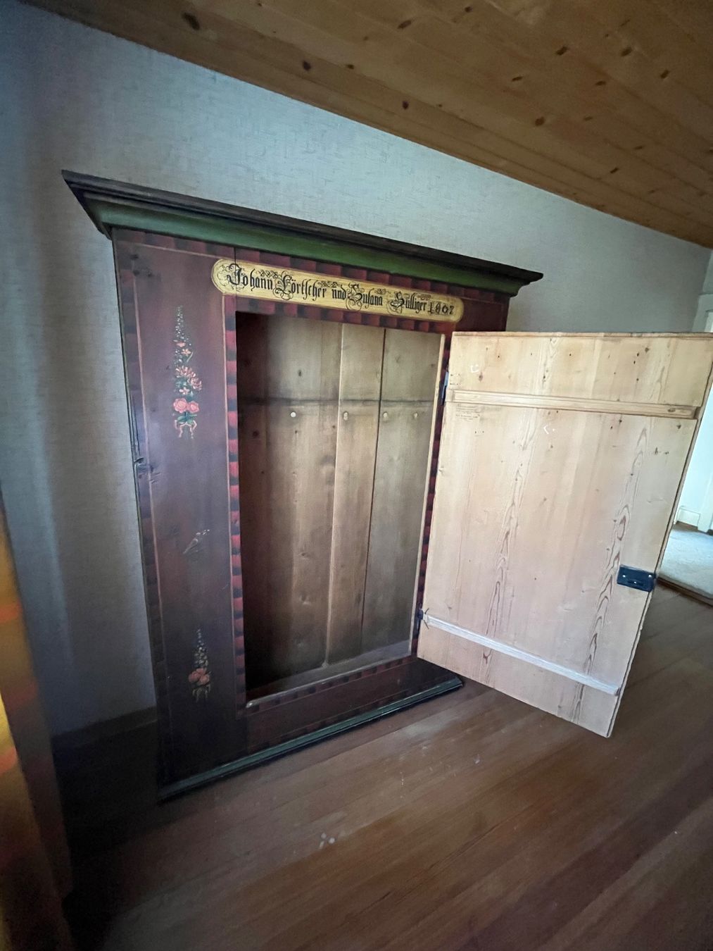 Schränke: Antiker Bauernschrank – Gebraucht aus Gwatt (Thun) von Papierbon 1