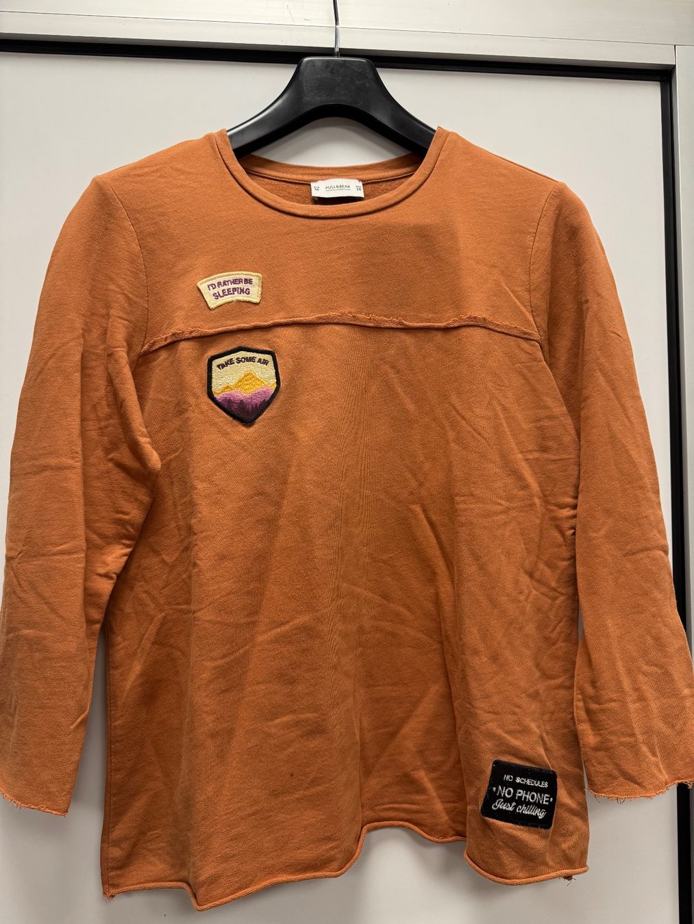 Pull&Bear Pullover & Sweatshirts: Pullover Pull & Bear mit Patches - Gr. S/M – Gebraucht aus Brügg BE von rutschimedizin