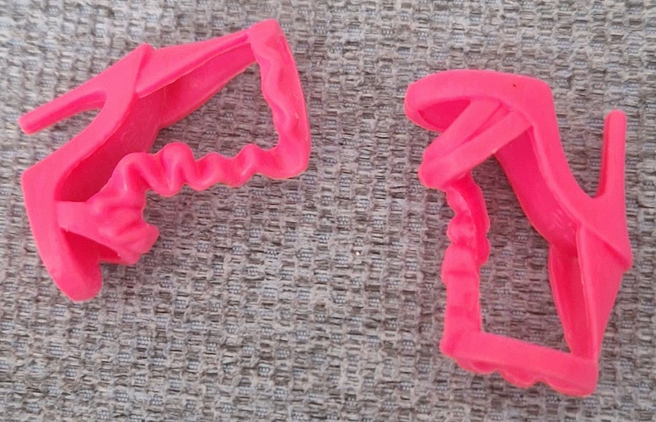 Puppen: chaussures pour Barbie – Gebraucht aus Couvet von Pioune