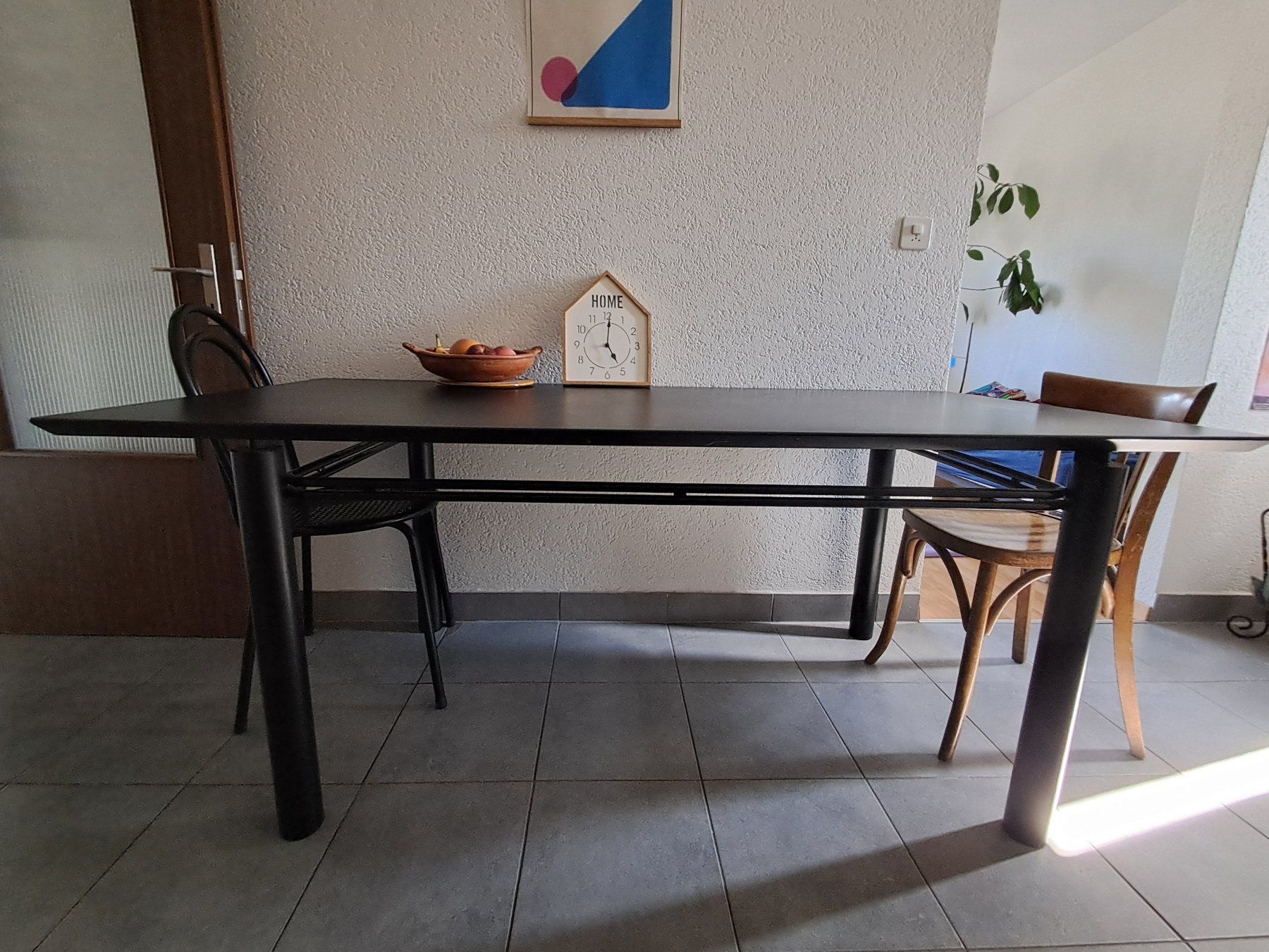 Tables: Table noire design 180x85cm bon état – D'occasion à La Tour de Trême par mar_p78p 1