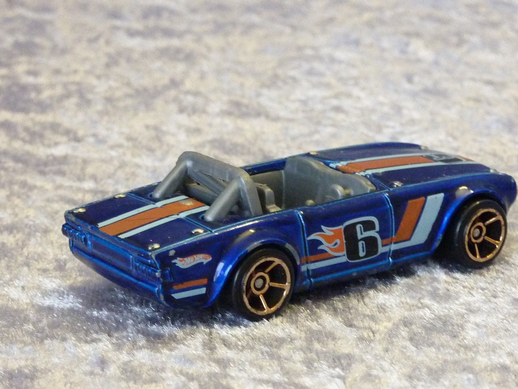 Hot Wheels Modellini d'auto: Triumph TR6  1:64 – Usato da Dürrenäsch venduto da modellautos4you 2