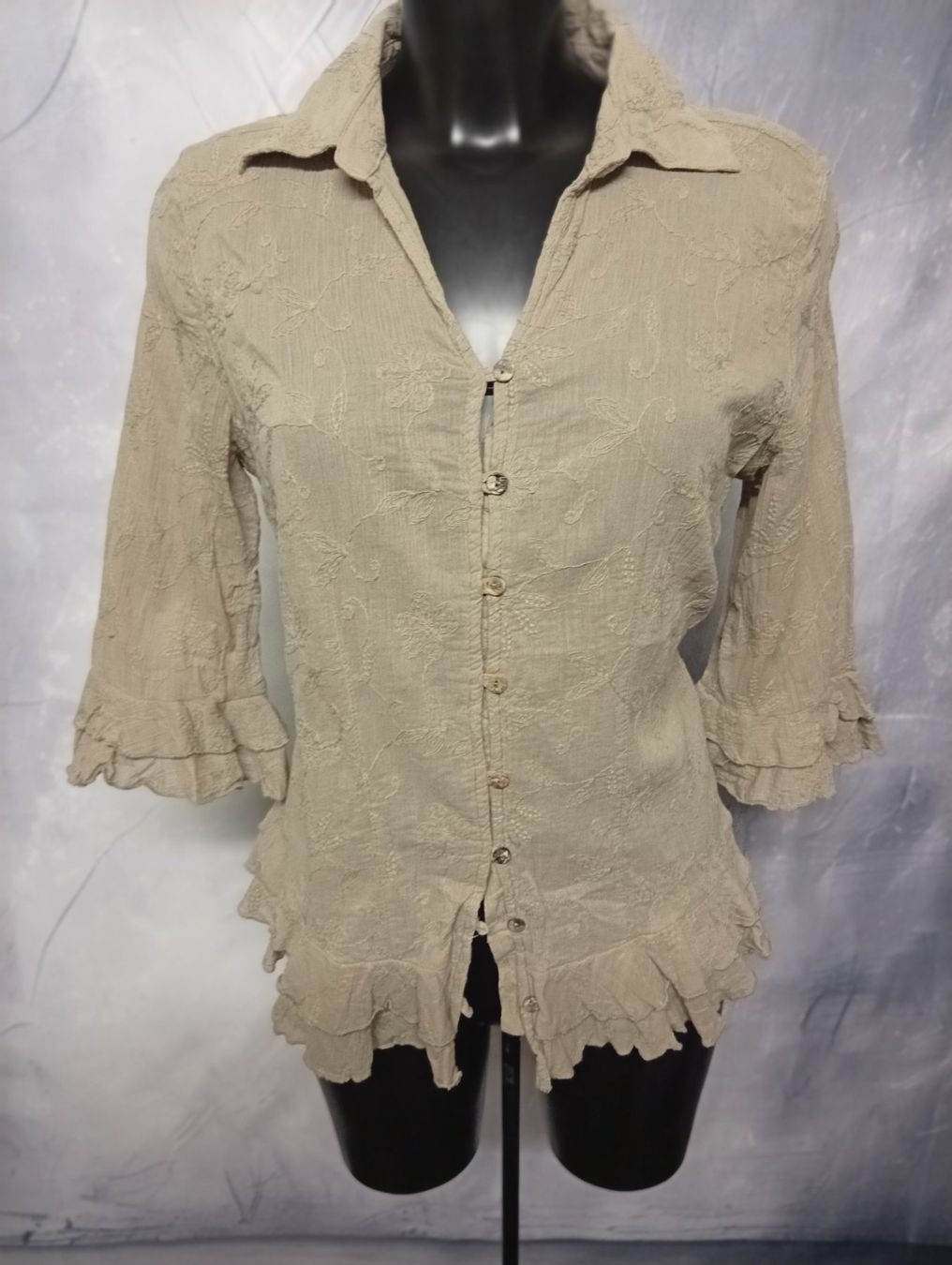 Blusen: Bluse mit Stickerei Gr.42 – Gebraucht aus Luzern von GoSecond