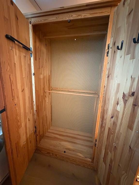 Ikea Armoires: Schöner Holzschrank massiv – D'occasion à Cham par men_898q 2