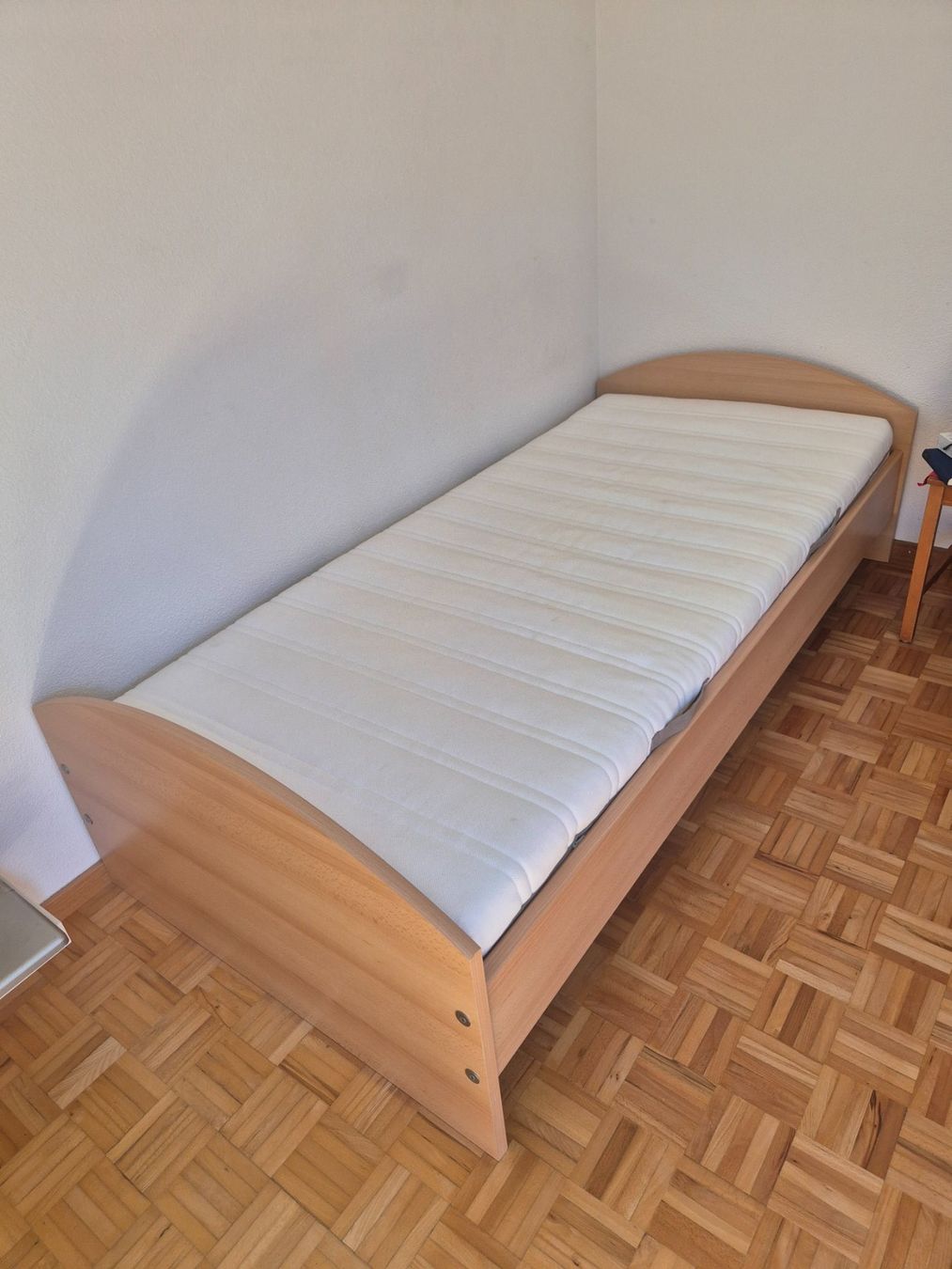 Letti: Bett / Matratze 200cm x 90cm – Usato da Einsiedeln venduto da Lunajune1