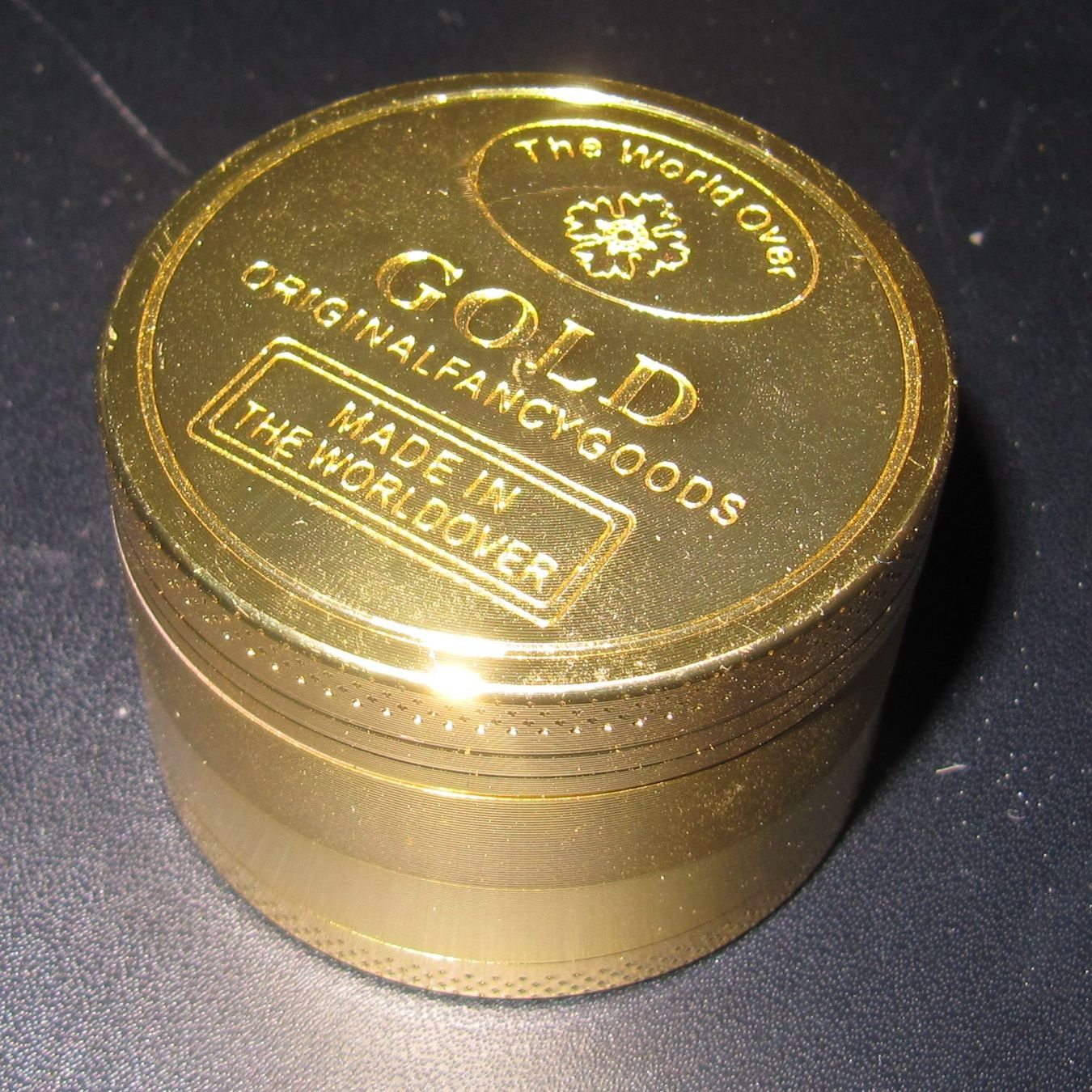 Toutes les machines: Edler goldener Grinder mit 4 Stufen Sieb – Neuf (Voir description) à Urtenen-Schönbühl par weltenschmid