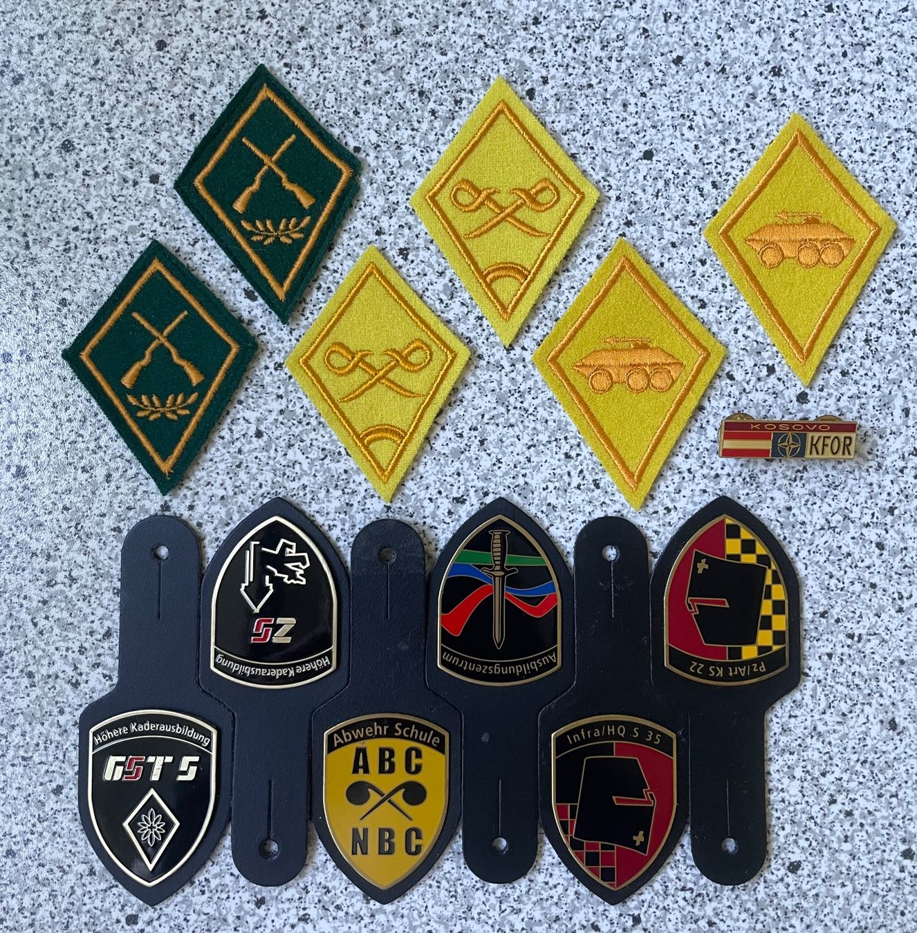 Schweizer Armee Placchette & Badge: Diverse Abzeichen Schweizer Armee – Usato da Basel venduto da OrdenMax