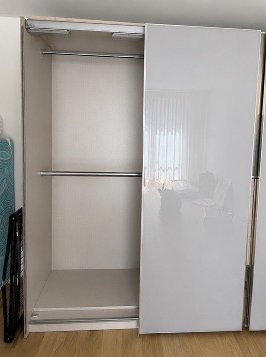 Armoires: Schubiger Kleiderschrank mit LED-Leuchten – Défectueux à Richterswil par ale_ym9l 1