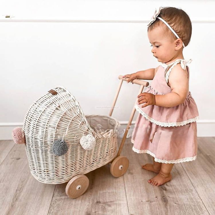 Puppenwagen: Weidenwagen für Puppen Handgefertigt weiß mit Kissen Decke – Neu und originalverpackt aus Affeltrangen von b.fly.