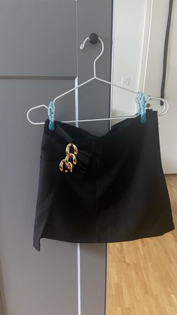 Minirock mit goldener kette - Mango