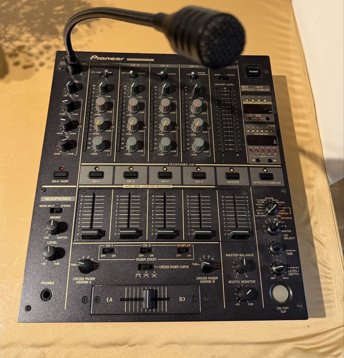 Pioneer Console di mixaggio: Pioneer DJM-600 – Usato da Zürich venduto da arvinmarlon11