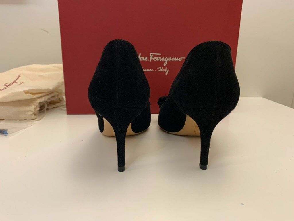 Salvatore Ferragamo Scarpe da donna: Salvatore Ferragamo Pumps 'Runa' in black suede – Usato da Genestrerio venduto da fra_c955 4