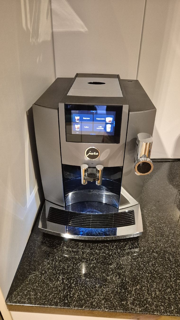 Jura Macchine per caffè & Macchine per espresso: Jura S8 Vollautomat – Usato da Büron venduto da italian0 2