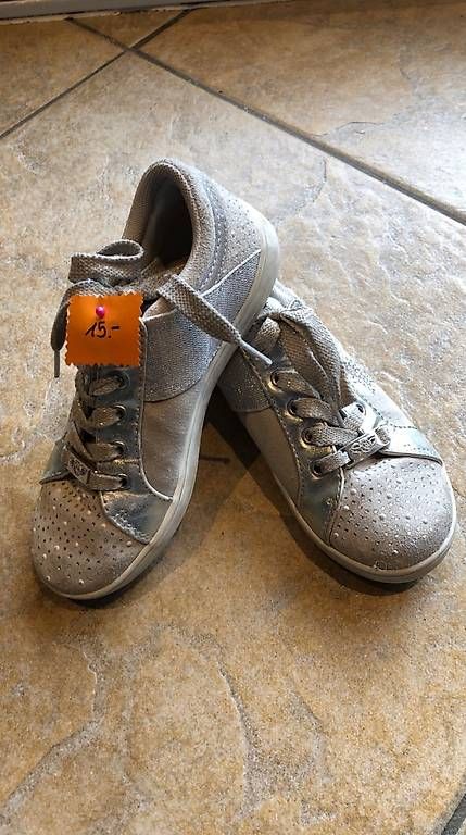 Schuhe für Mädchen: Sneaker – Gebraucht aus Verscio von nat_928w