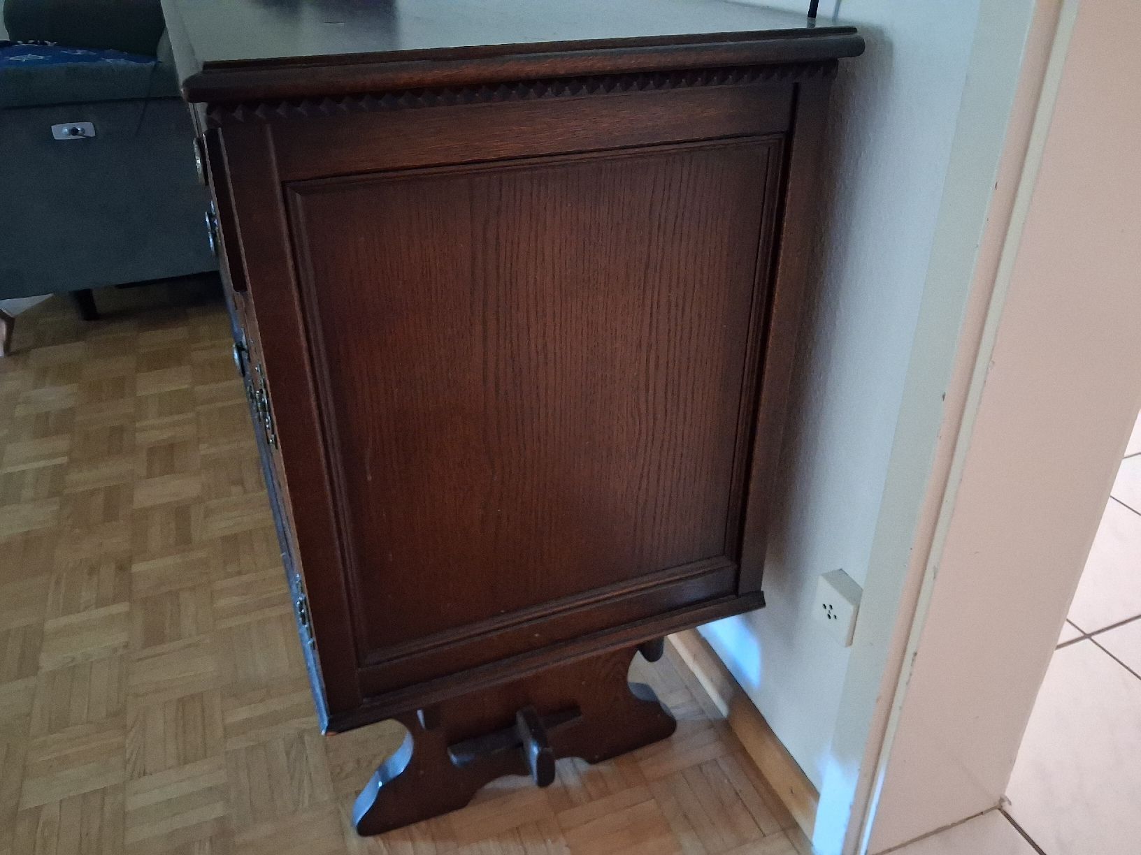 Cassettiere: Altes Sideboard mit Schubladen & Magnetischen Türen – Usato da Neuhausen am Rheinfall venduto da GoldboX-8 4