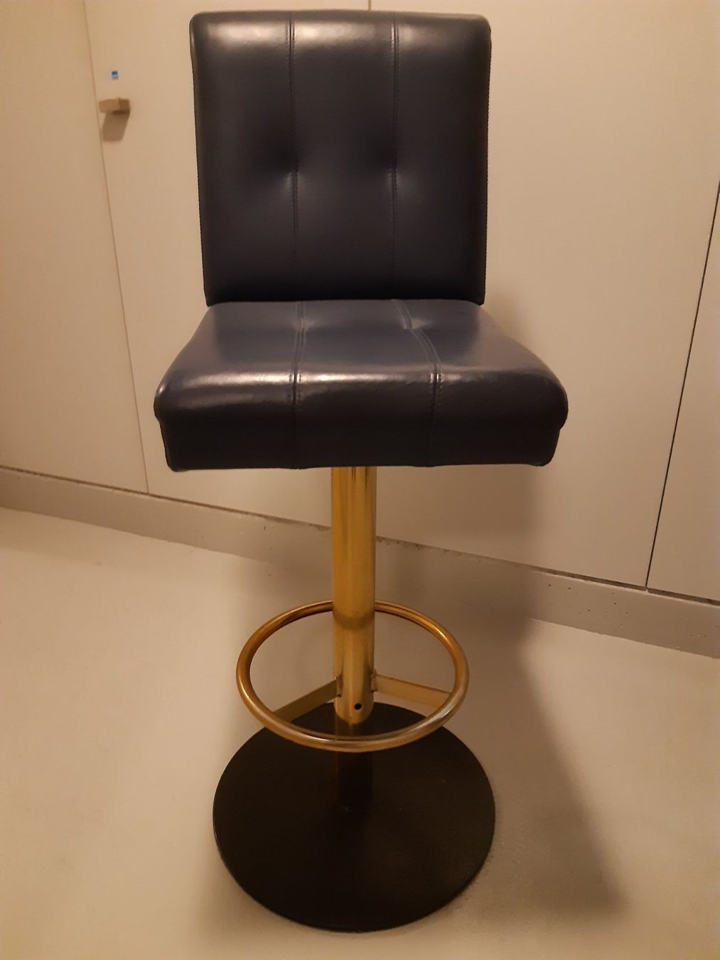 Hochstühle: Bar Hocker 2 Stk. mit 2 Stk. Reservesitzpolster – Gebraucht aus Brütten von Beat8311