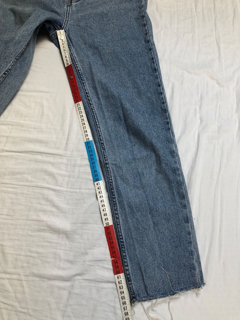 Only Jeans: ONLY Mom Jeans Rawcut W27 L34 Light Blue – Gebraucht aus St-Aubin FR von Tiweety 4