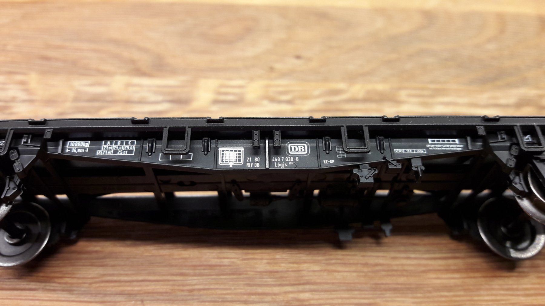 Märklin Modellini di ferrovie: Märklin HO : DB wagon plat avec 5 containers  "DB" – Usato da Buttes venduto da Cafe2005 7