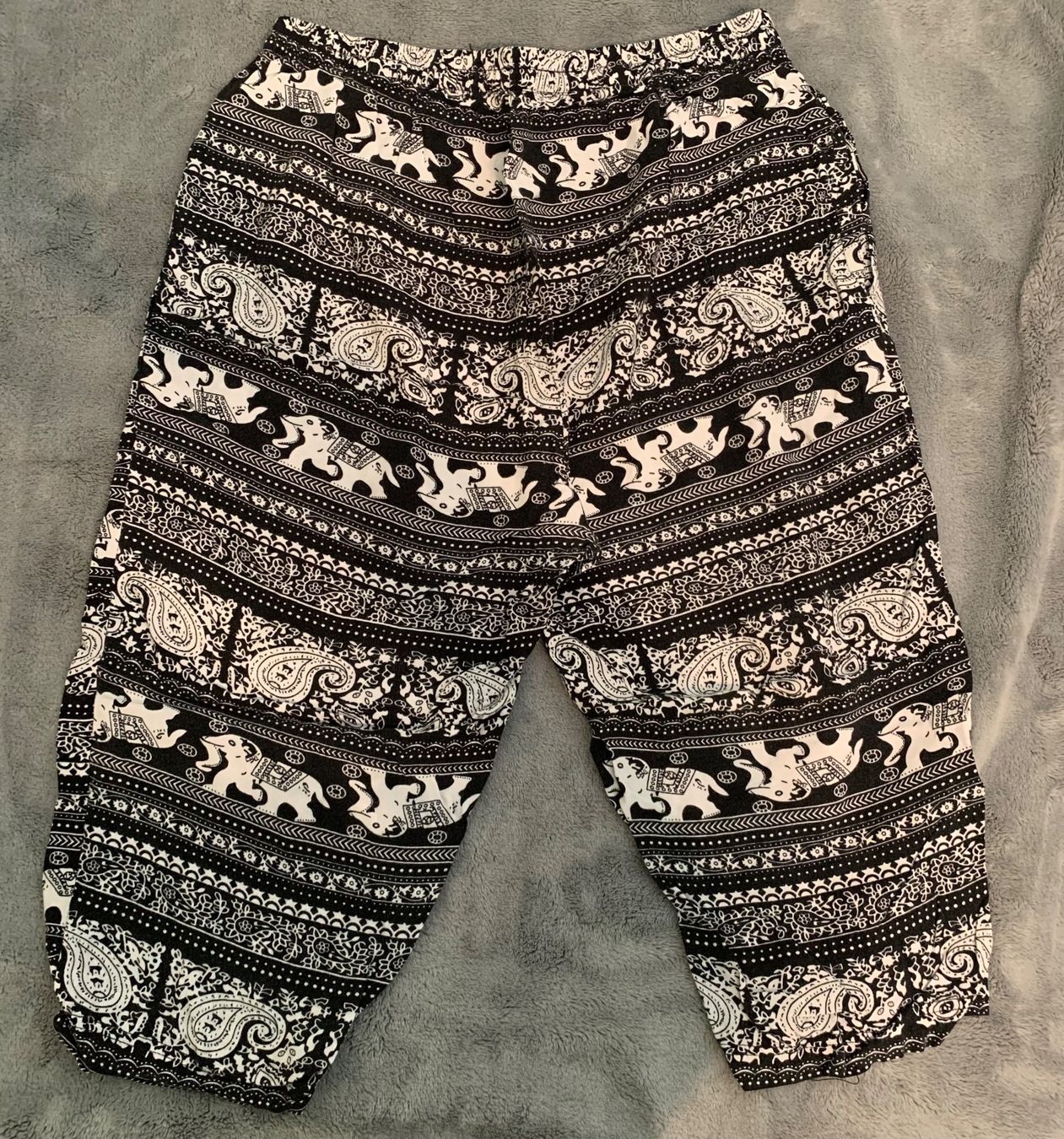 Pantaloni: Hose mit Elefanten-Muster, Sommerlich leicht! – Nuovo (secondo la descrizione) da Lengnau BE venduto da ylegoaziou 1
