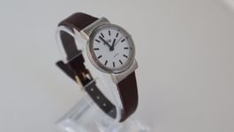 Neuwertige/ungetragen  Damen Uhr. läuft mit Garantie