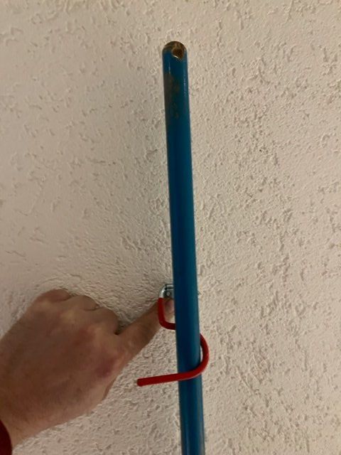 Wandhalterungen: 5 Stk. Besenhalter - Stilhalter - Gerätehalter – Neu (gemäss Beschreibung) aus Altbüron von Februar26 2