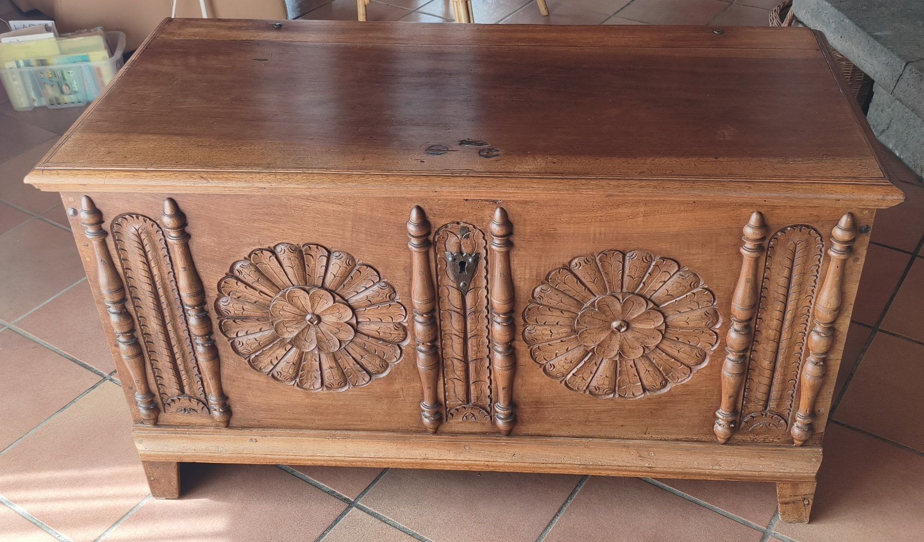 Truhen: Coffre en bois sculpté – Gebraucht aus Cheyres von Alex60