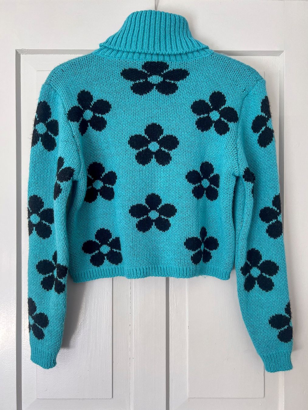 Pullover & Sweatshirts: Türkis Strickpullover mit Blumen, Cropped, M – Gebraucht aus Winterthur von Ael_ 1