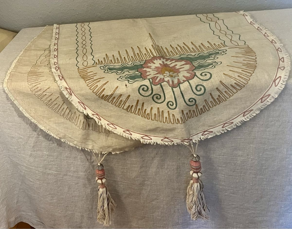 Sonstige Tischwäsche: Nappe chemin de table en lin, vintage brodée main, pompons – Gebraucht aus Genève von DELIRBEADS 4