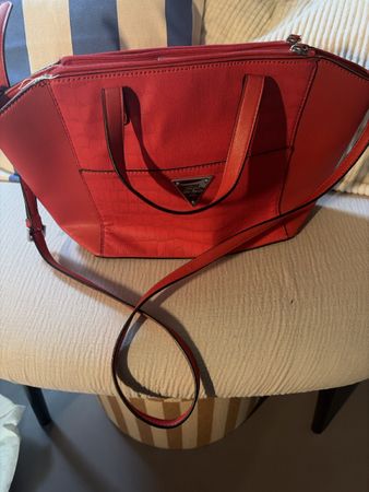 Handtasche rot Guess Grösse One Size guter Zustand