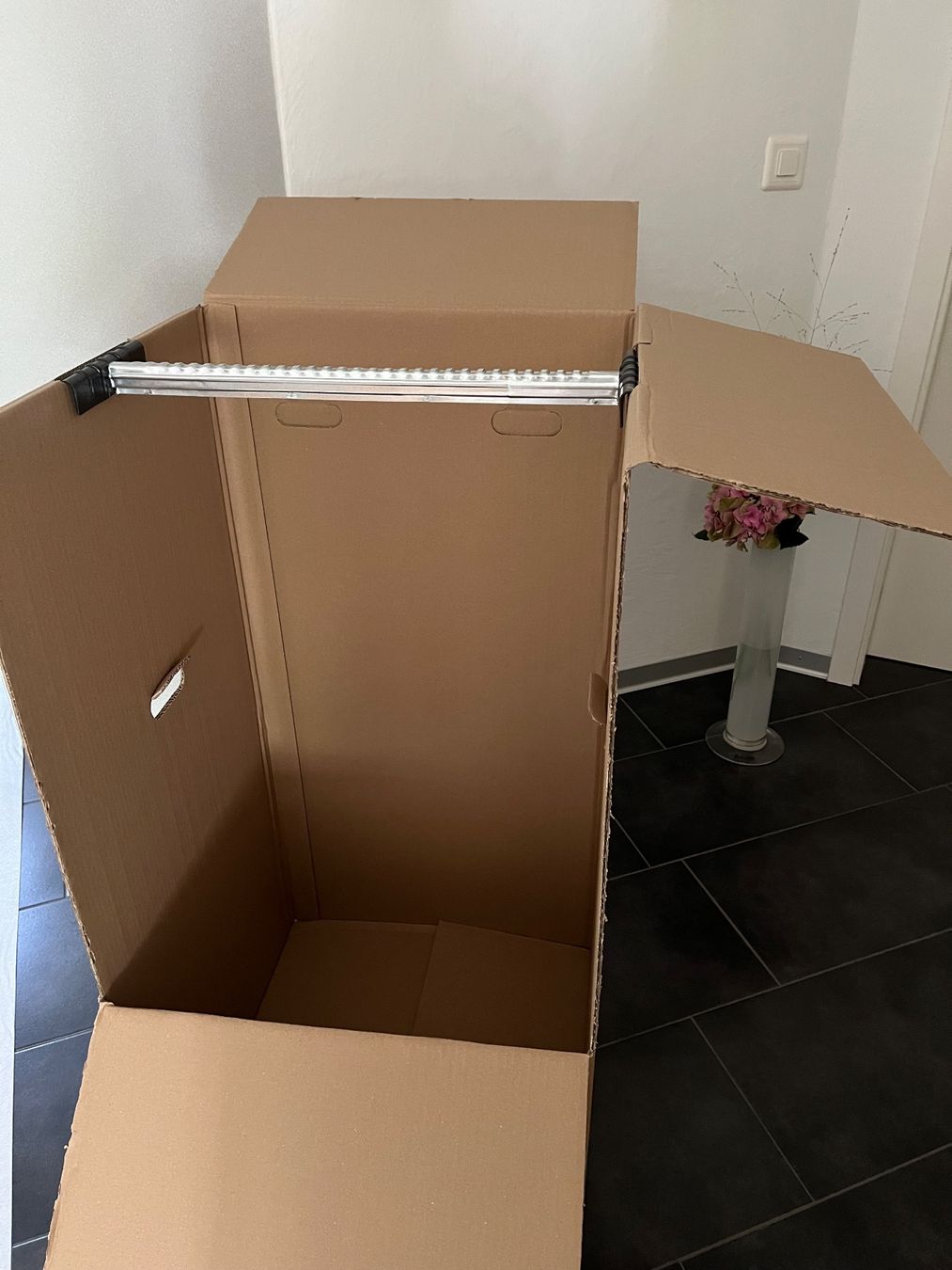 Cartons: Kleiderbox mit Stange – D'occasion à Hilterfingen par MAZ01 1