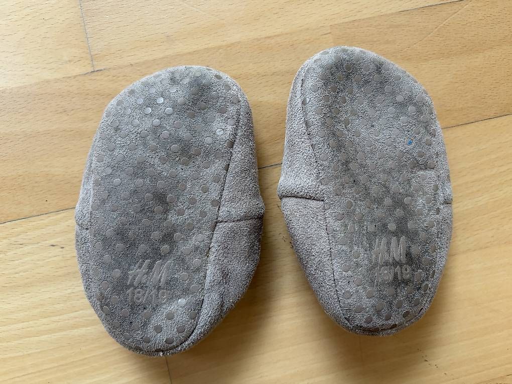 Schuhe für Jungen: Hellgraue Hausschuhe - Gr. 18-19 – Gebraucht aus Zürich von pau_25cq 1