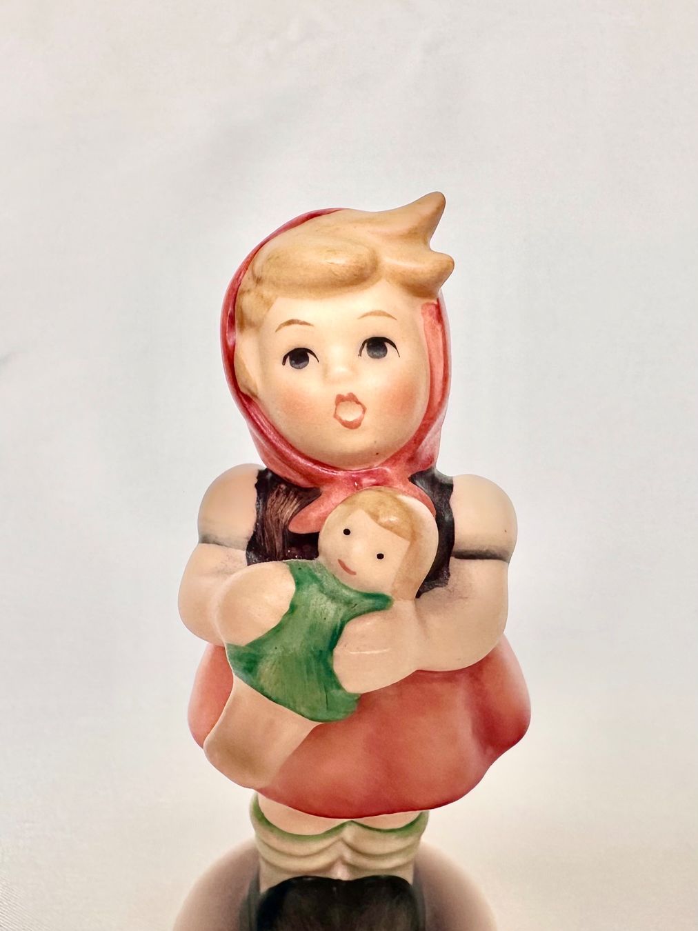 Hummel Figuren: Hübsche Goebel Hummel Figur Mädchen mit Puppe – Gebraucht aus Steinen von SputnikSweetheart 1