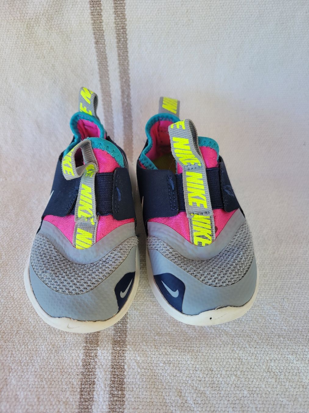 Nike Schuhe für Jungen: baskets Nike taille 22 – Gebraucht aus Neuchâtel von valerizette