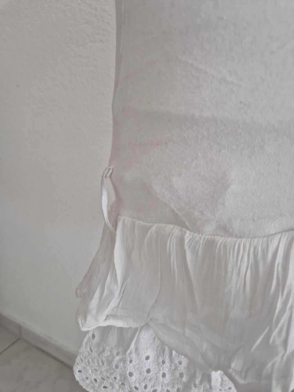 Tops: White Cotton Blend Top with Ruffles – Gebraucht aus Bassersdorf von DonSolo 2