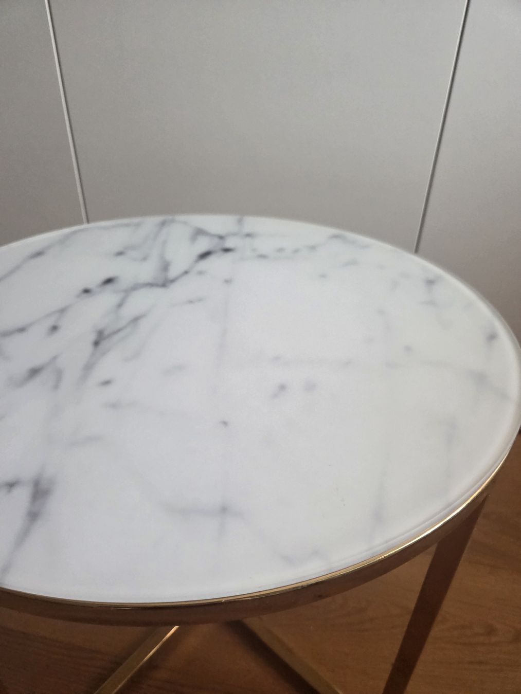 Tische: Runder Glas-Beistelltisch Marmoroptik gold – Gebraucht aus Mellingen von superwinter 2
