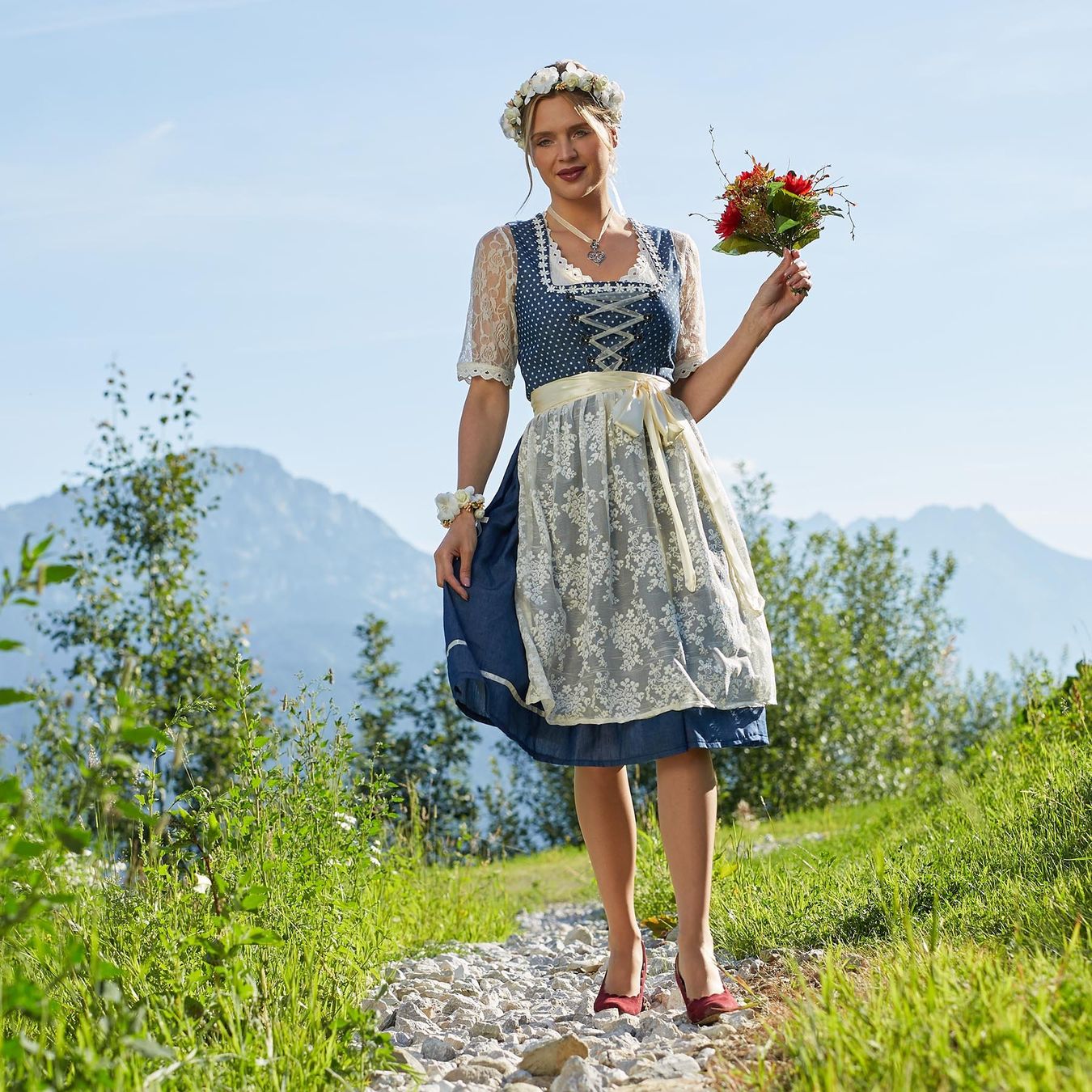 Costumi: Midi-Dirndl Kleinwalsertal Modell 2 Größe M – Usato da Murten venduto da Roland.Kemmer.AG 5